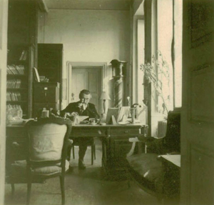 Foto: Monsieur Cougnet au travail dans son bureau