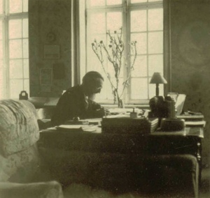 Foto: Monsieur Cougnet au travail derrière son bureau.