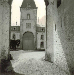 Foto: La cour de la ferme devant le Château de Bassines