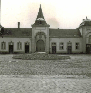 Foto: l’espace entre le Château et la porte d’entrée