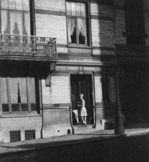 Photo: Vous voyez ma mère et ma sœur entrer chez eux