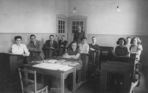 Photo: prise au printemps 1944 dans ma classe