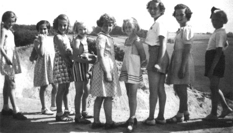 Photo: photo du 11 juillet 1945, 12e anniversaire de Hanneke Hamme